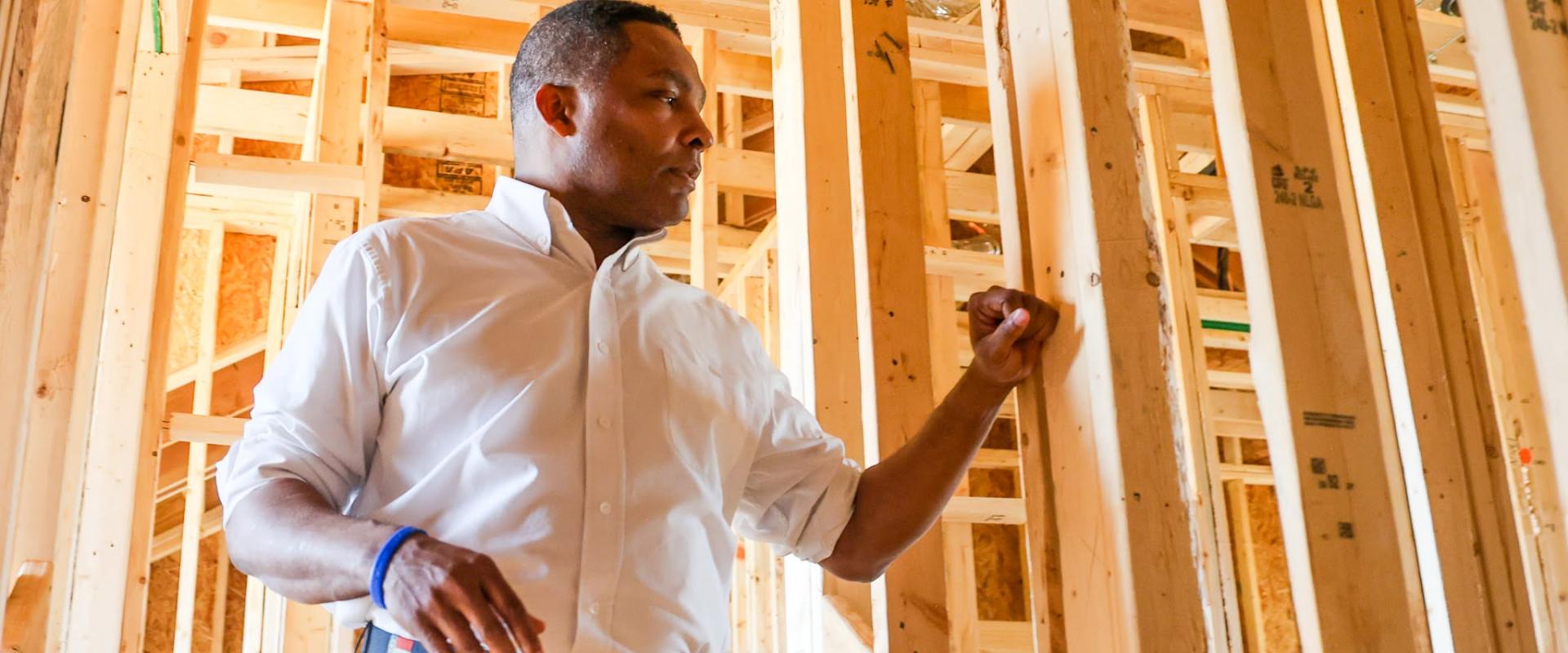 Congressman Davis visits housing project 